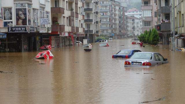 Rize'nin ardından Artvin de sele teslim! Mahsur kalan vatandaşlar böyle kurtarıldı Rize'nin ardından Artvin de sele teslim! Mahsur kalan vatandaşlar böyle kurtarıldı
