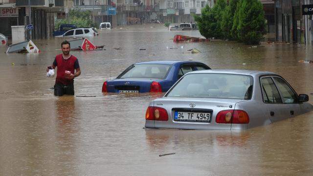 Rize'nin ardından Artvin de sele teslim! Mahsur kalan vatandaşlar böyle kurtarıldı Rize'nin ardından Artvin de sele teslim! Mahsur kalan vatandaşlar böyle kurtarıldı