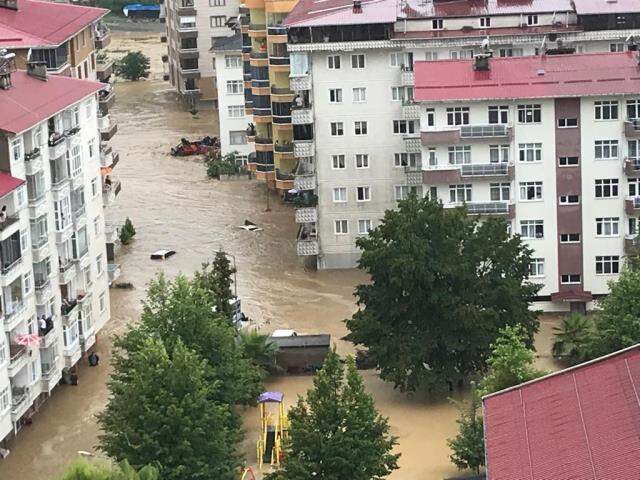 Rize'nin ardından Artvin de sele teslim! Mahsur kalan vatandaşlar böyle kurtarıldı Rize'nin ardından Artvin de sele teslim! Mahsur kalan vatandaşlar böyle kurtarıldı