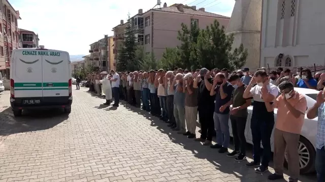 Trafik kazasında hayatını kaybeden öğretmen çift ve iki çocuğu toprağa verildi