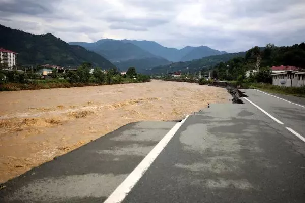 Felaketin boyutu gün ağarınca ortaya çıktı! 1 kişinin kaybolduğu Artvin'de yollar çamura bulandı