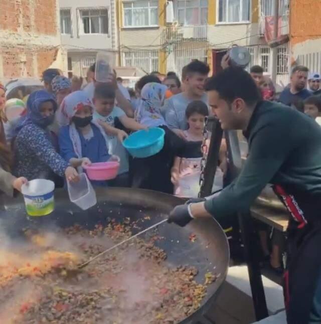 CZN Burak'tan alkış toplayan hareket! Sokak ortasında dev tencere kavurma yapıp vatandaşlara dağıttı