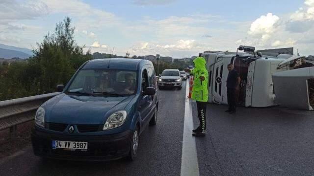 Dönüş yolundakiler dikkat! TEM Otoyolu'nda tır devrildi, İstanbul yönüne trafiğe kapatıldı