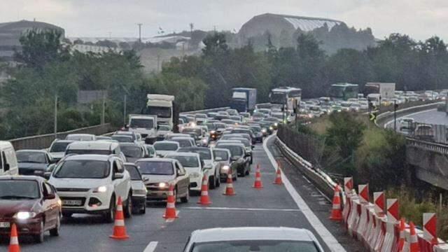 Dönüş yolundakiler dikkat! TEM Otoyolu'nda tır devrildi, İstanbul yönüne trafiğe kapatıldı