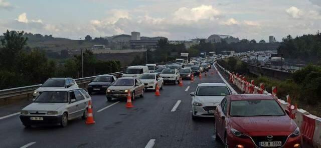 Dönüş yolundakiler dikkat! TEM Otoyolu'nda tır devrildi, İstanbul yönüne trafiğe kapatıldı