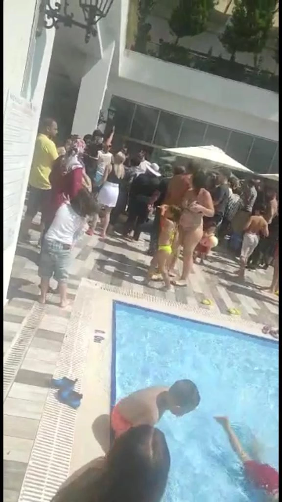 Otelin isim ve sahibinin değişmesi nedeniyle içeri alınmayan tatilciler otelin havuzunu bastı