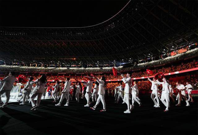 Tokyo Olimpiyatları muhteşem törenle açıldı! Bayrağımızı Merve Tuncel ile Berke Saka taşıdı