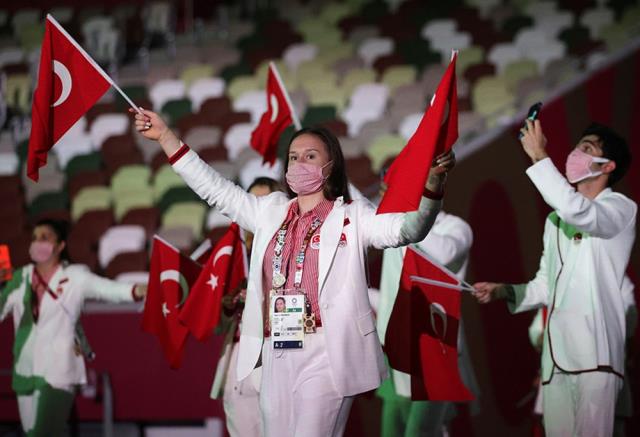 Tokyo Olimpiyatları muhteşem törenle açıldı! Bayrağımızı Merve Tuncel ile Berke Saka taşıdı