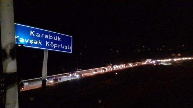 İstanbul'a dönüş başladı! 21 ilin kesiştiği Gerede'de tam 70 kilometrelik araç kuyruğu oluştu, İstanbul'a dönüş başladı! 21 ilin kesiştiği Gerede'de tam 70 kilometrelik araç kuyruğu oluştu,
