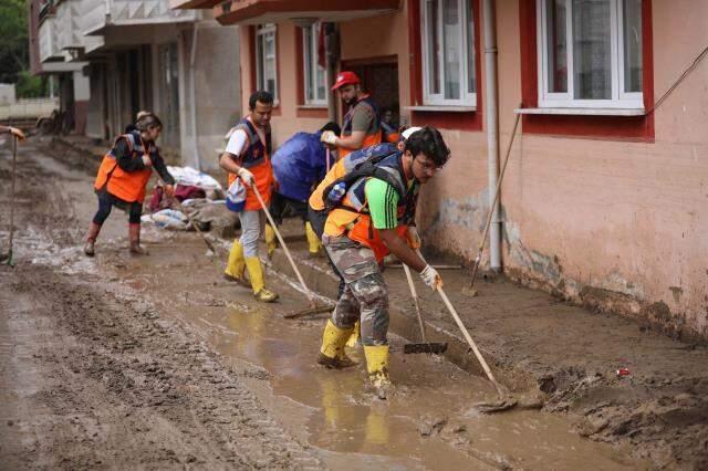 Komandolar Artvin'de! Ellerine aldıkları küreklerle balçığa gömülen ev ve iş yerlerini temizliyorlar