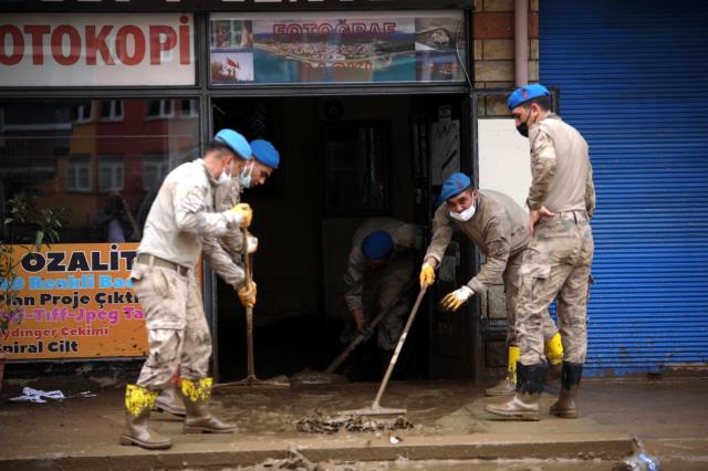 Komandolar Artvin'de! Ellerine aldıkları küreklerle balçığa gömülen ev ve iş yerlerini temizliyorlar