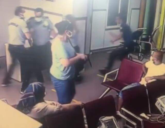 Yardım istediği polisin tabancasını kapıp hastaneyi birbirine kattı! Panik anları saniye saniye kamerada Yardım istediği polisin tabancasını kapıp hastaneyi birbirine kattı! Panik anları saniye saniye kamerada