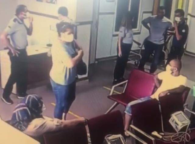 Yardım istediği polisin tabancasını kapıp hastaneyi birbirine kattı! Panik anları saniye saniye kamerada Yardım istediği polisin tabancasını kapıp hastaneyi birbirine kattı! Panik anları saniye saniye kamerada