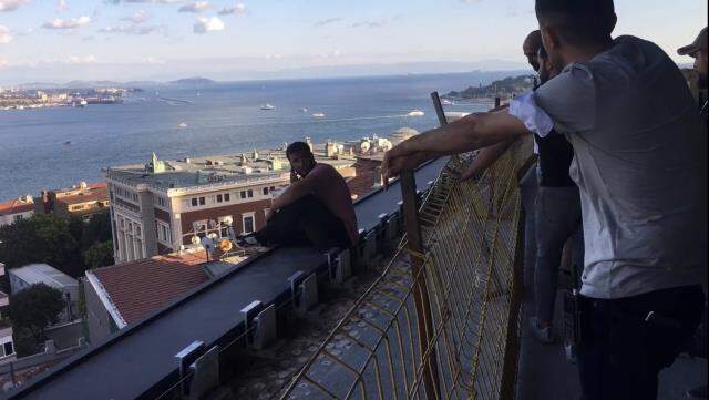 13. kata çıkıp intihara kalkışan genç, polisin hayat kurtaran müdahalesiyle böyle kurtuldu 13. kata çıkıp intihara kalkışan genç, polisin hayat kurtaran müdahalesiyle böyle kurtuldu