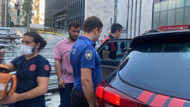 13. kata çıkıp intihara kalkışan genç, polisin hayat kurtaran müdahalesiyle böyle kurtuldu 13. kata çıkıp intihara kalkışan genç, polisin hayat kurtaran müdahalesiyle böyle kurtuldu