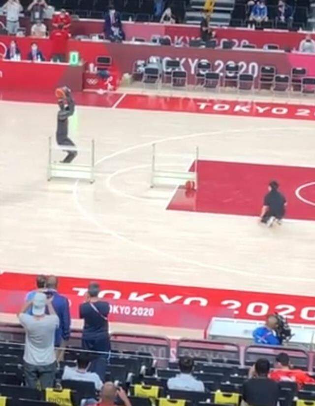 Basketbolcu robot atışlarda fire vermedi! Seyredenlerin nutku tutuldu Basketbolcu robot atışlarda fire vermedi! Seyredenlerin nutku tutuldu