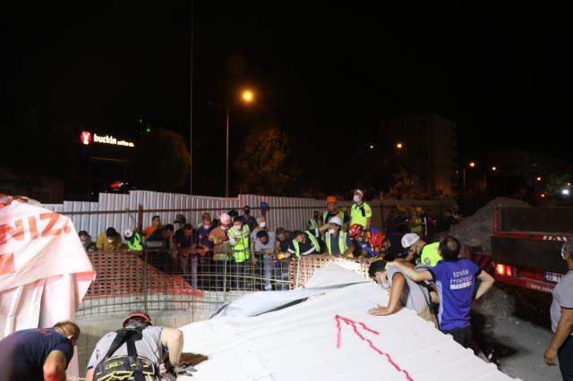 İzmir'de bir otomobilin metro inşaatındaki 25 metrelik çukura düşmesi sonucu 1 kişi öldü, 1 kişi yaralandı İzmir'de bir otomobilin metro inşaatındaki 25 metrelik çukura düşmesi sonucu 1 kişi öldü, 1 kişi yaralandı