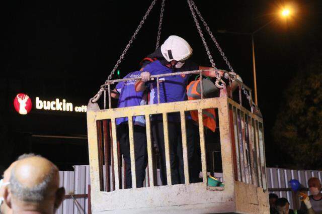 İzmir'de bir otomobilin metro inşaatındaki 25 metrelik çukura düşmesi sonucu 1 kişi öldü, 1 kişi yaralandı İzmir'de bir otomobilin metro inşaatındaki 25 metrelik çukura düşmesi sonucu 1 kişi öldü, 1 kişi yaralandı