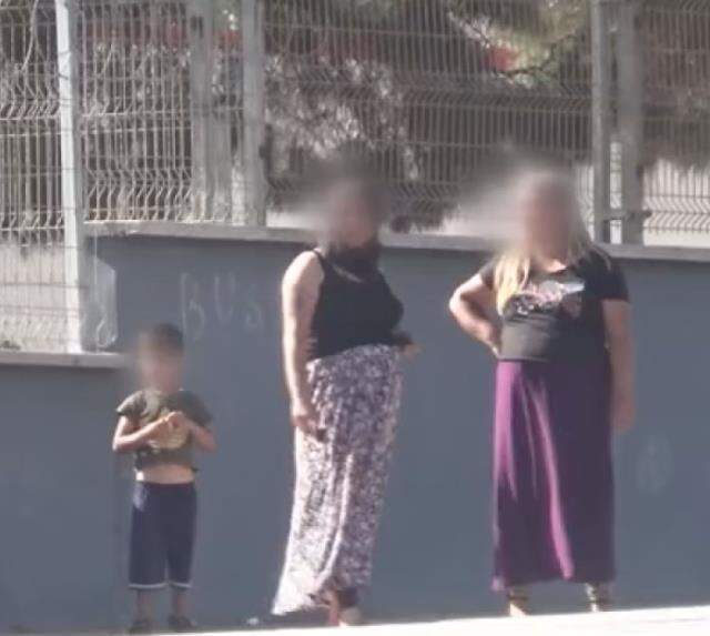 Şehrin ortasında güpegündüz fuhuş pazarlığı! Yanlarındaki küçük çocuğa aldırmadan, bir araçtan inip diğerine bindiler Şehrin ortasında güpegündüz fuhuş pazarlığı! Yanlarındaki küçük çocuğa aldırmadan, bir araçtan inip diğerine bindiler