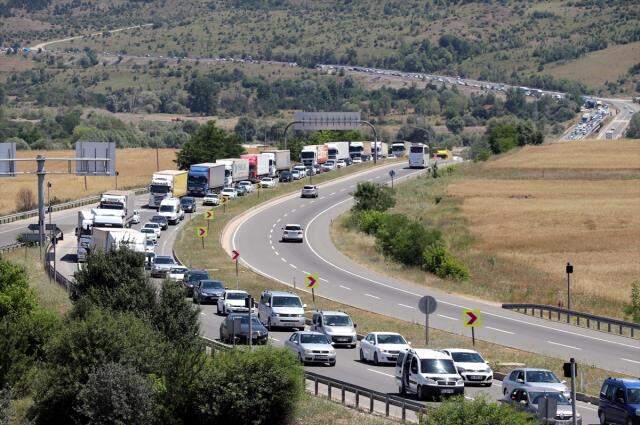 Tatilcilerin dönüş çilesi! Trafik 7 ilde durma noktasına geldi, art arda kazalar yaşandı Tatilcilerin dönüş çilesi! Trafik 7 ilde durma noktasına geldi, art arda kazalar yaşandı