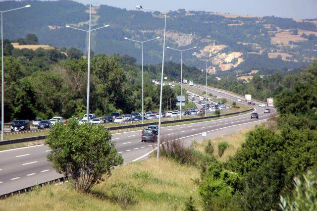 Tatilcilerin dönüş çilesi! Trafik 7 ilde durma noktasına geldi, art arda kazalar yaşandı Tatilcilerin dönüş çilesi! Trafik 7 ilde durma noktasına geldi, art arda kazalar yaşandı