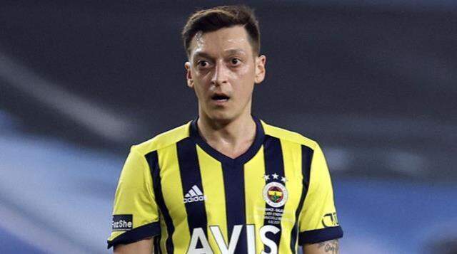 Bruno Fernandes'in 'kopyası' denilen Jendoubi'nin, şimdi de Mesut Özil'e benzediği ortaya çıktı Bruno Fernandes'in 'kopyası' denilen Jendoubi'nin, şimdi de Mesut Özil'e benzediği ortaya çıktı