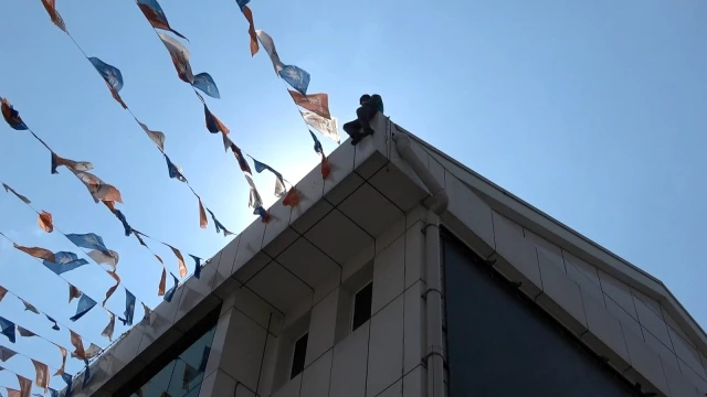 Daha önce 49 kez intihar etmeye kalkışan şahıs bu kez Bursa'da çatıya çıktı