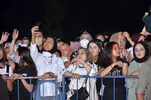 Elbistan Festivali'nde Cem Adrian coşkusu! On binlerce kişi konsere akın etti