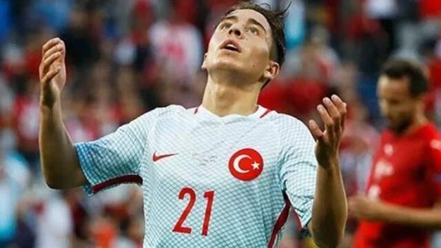 Geleceğin yıldızı olarak gösterilen Emre Mor, şimdilerde oynayabileceği bir takım arıyor