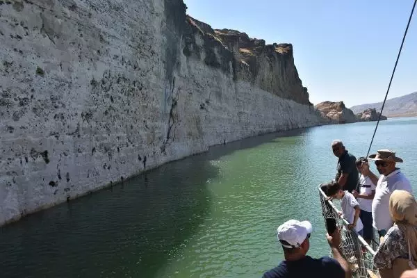 Görmek için Danimarka'dan bile geliyorlar! Tarihi Hasankeyf'te tekne turları başladı, ücreti 25 lira