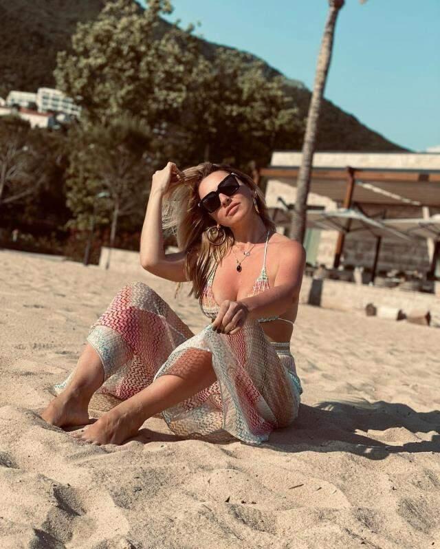 Hadise, yeni şarkısının başarısını Instagram'dan paylaştığı bikinili pozuyla kutladı