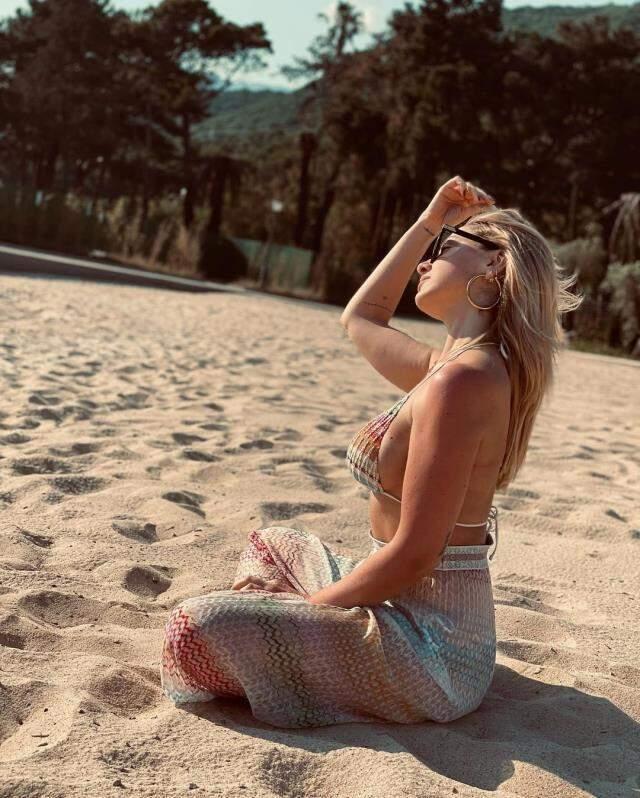 Hadise, yeni şarkısının başarısını Instagram'dan paylaştığı bikinili pozuyla kutladı