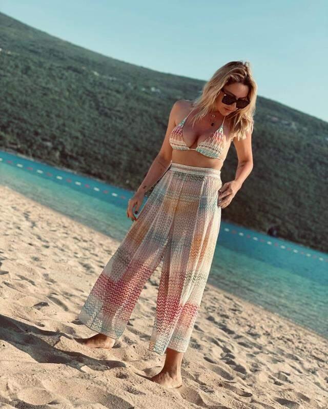 Hadise, yeni şarkısının başarısını Instagram'dan paylaştığı bikinili pozuyla kutladı