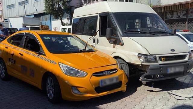 Şişli'de 'yol verme' kavgasında kan aktı: Taksici tartıştığı sürücüyü bacağından vurdu Şişli'de 'yol verme' kavgasında kan aktı: Taksici tartıştığı sürücüyü bacağından vurdu