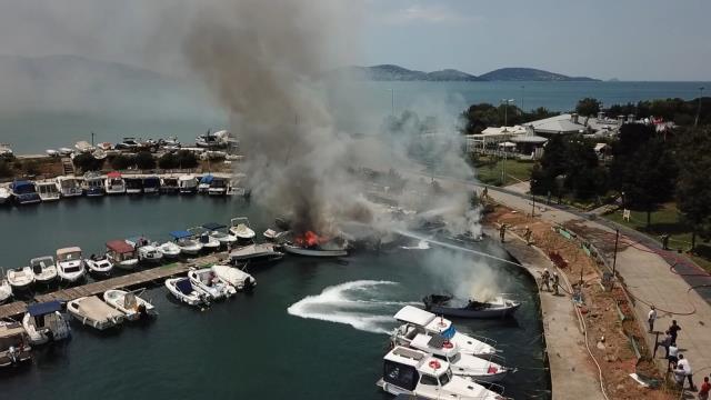 Son Dakika: Maltepe sahilde 8 tekne alev aldı! Ekipler yangına müdahaleye devam ediyor