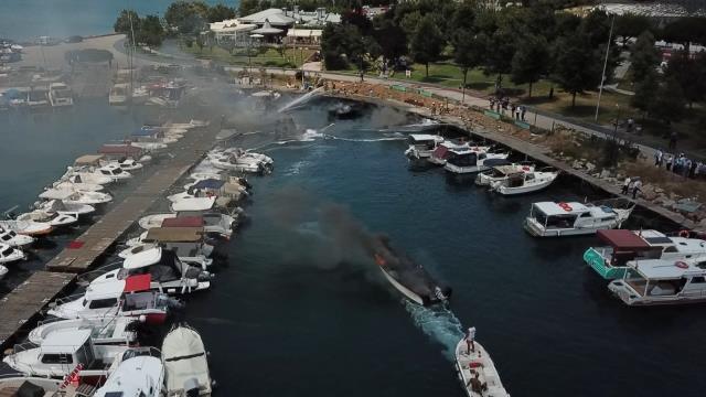 Son Dakika: Maltepe sahilde 8 tekne alev aldı! Ekipler yangına müdahaleye devam ediyor