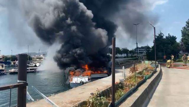 Son Dakika: Maltepe sahilde 8 tekne alevlere teslim! Ekipler yangına müdahale ediyor Son Dakika: Maltepe sahilde 8 tekne alevlere teslim! Ekipler yangına müdahale ediyor