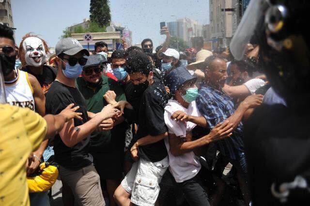 Tunus'ta hükümet feshedildi, halk sokaklara döküldü! Darbeyi organize eden ülkeden gelen kutlama mesajları dikkat çekti