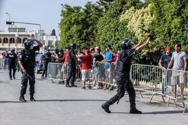 Tunus'ta hükümet feshedildi, halk soluğu sokaklarda aldı! Darbeyi organize eden ülkeden gelen kutlama mesajları dikkat çekti