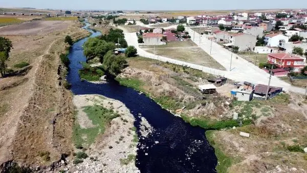 Çorlu deresinin rengi siyaha döndü! Kirlilik ve çöpler nedeniyle halk penceresini bile açamıyor