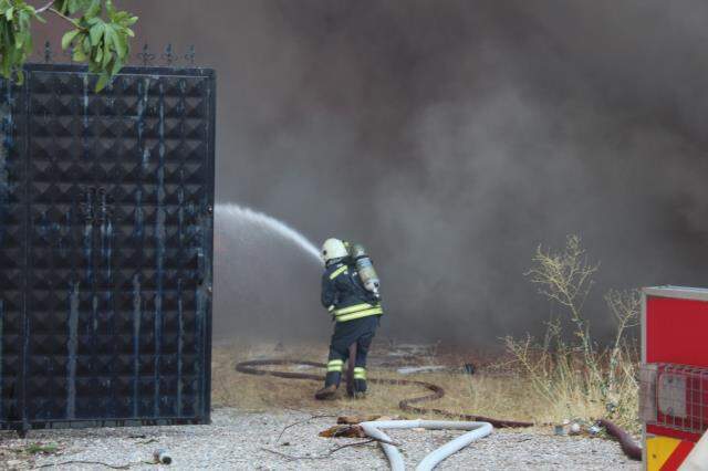 Gaziantep'teki bir depo alevlere teslim oldu! Çevredeki evler boşaltıldı, ekipler yangına müdahale ediyor