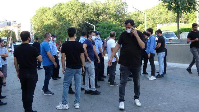 Gezi Parkı'nda kavga! Zabıta ile seyyar satıcılar birbirine girdi, olay anı kamerada Gezi Parkı'nda kavga! Zabıta ile seyyar satıcılar birbirine girdi, olay anı kamerada