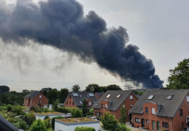 Korkunç patlama! Siyah dumanlar kilometrelerce ilerden görüldü, halka 'Dışarı çıkmayın' uyarısı yapılıyor