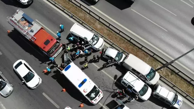 E-5'te yavaşlayan otomobil kazaya neden oldu! 5 araç birbirlerine girdi: 1'i ağır, 4 yaralı