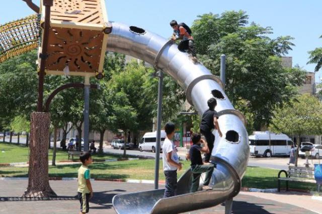 Şanlıurfa'da belediyenin çocuk parkına yerleştirdiği sacdan kaydırak büyük tepki çekti: Çocuklar kebap olacak