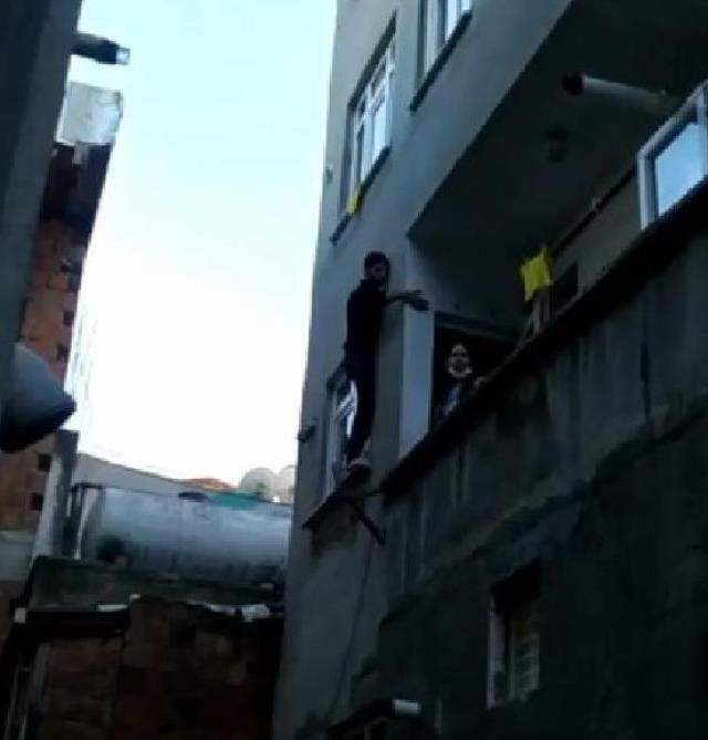 Sultangazi'de pencerede mahsur kalan hırsız, bina sakinlerine yalvardı Sultangazi'de pencerede mahsur kalan hırsız, bina sakinlerine yalvardı