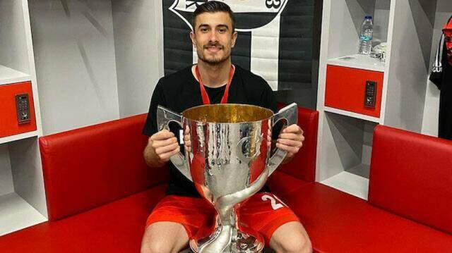 Beşiktaş'tan Trabzonspor'a geçen Dorukhan'ın, forma numarası ve kazanacağı ücret belli oldu Beşiktaş'tan Trabzonspor'a geçen Dorukhan'ın, forma numarası ve kazanacağı ücret belli oldu