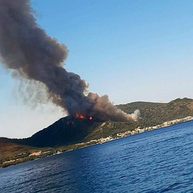 Son Dakika: Türkiye gündemi, Antalya ile meşgulken bir yangın da Marmaris'te çıktı! Armutalan'da yükselen alevler yerleşim yerlerini tehdit ediyor Son Dakika: Türkiye gündemi, Antalya ile meşgulken bir yangın da Marmaris'te çıktı! Armutalan'da yükselen alevler yerleşim yerlerini tehdit ediyor