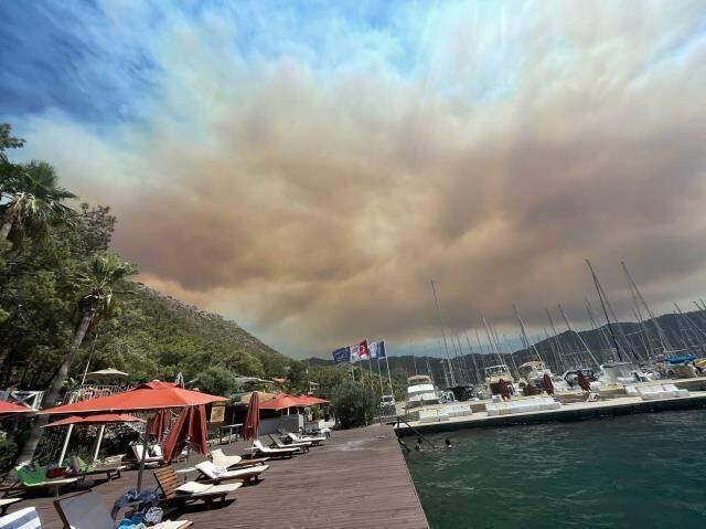 Son Dakika: Türkiye gündemi, Antalya ile meşgulken bir yangın da Marmaris'te çıktı! Armutalan'da yükselen alevler yerleşim yerlerini tehdit ediyor Son Dakika: Türkiye gündemi, Antalya ile meşgulken bir yangın da Marmaris'te çıktı! Armutalan'da yükselen alevler yerleşim yerlerini tehdit ediyor