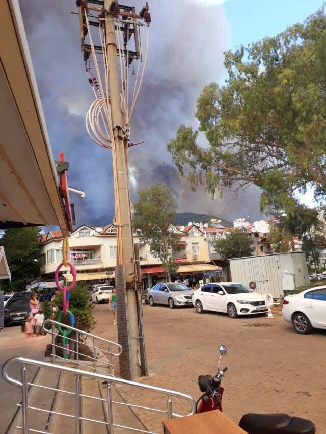 Son Dakika: Türkiye gündemi, Antalya ile meşgulken bir yangın da Marmaris'te çıktı! Armutalan'da yükselen alevler yerleşim yerlerini tehdit ediyor Son Dakika: Türkiye gündemi, Antalya ile meşgulken bir yangın da Marmaris'te çıktı! Armutalan'da yükselen alevler yerleşim yerlerini tehdit ediyor